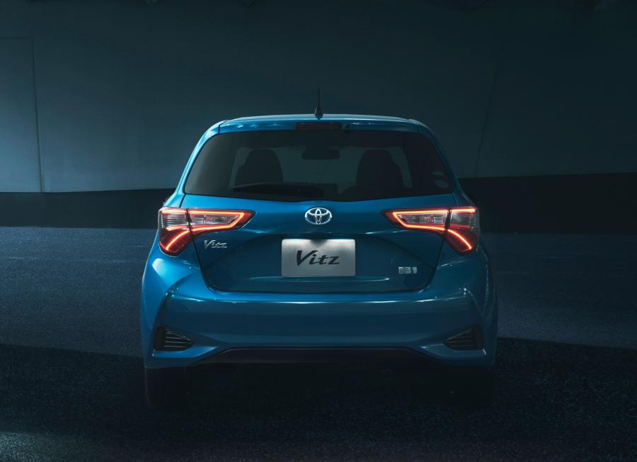  Toyota Vitz Hybrid 2017 года  (фото 4 из 9)
